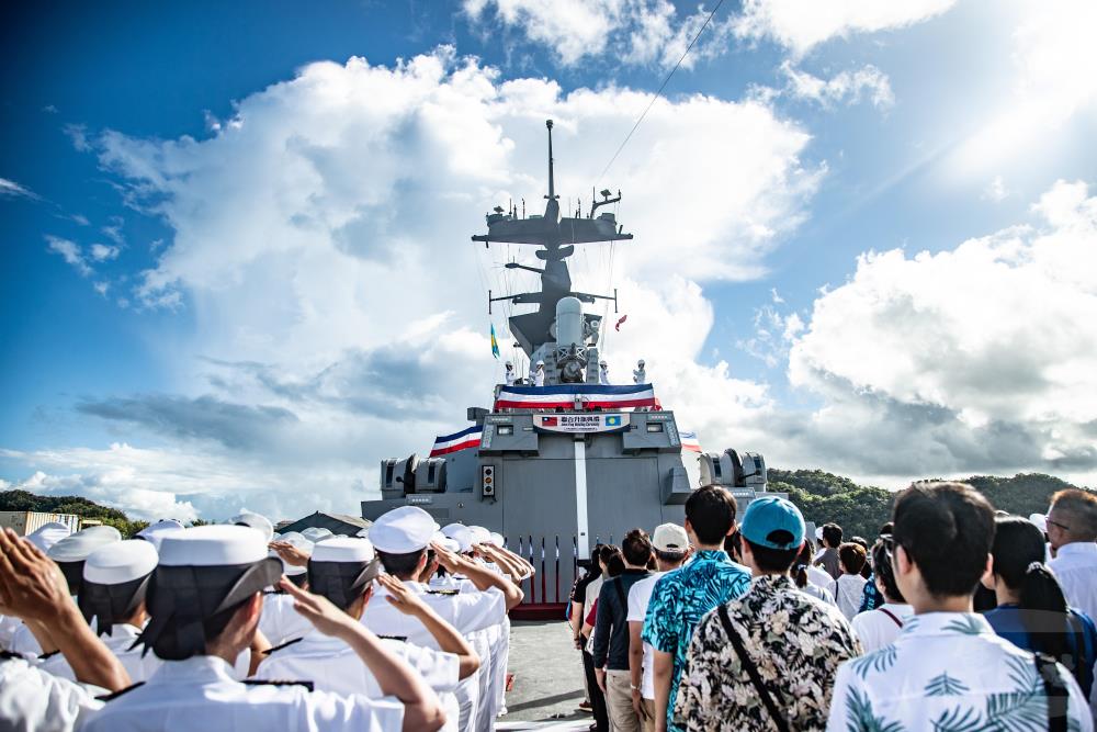 雙方國旗在國歌聲中冉冉升起，象徵兩國邦誼長存。（軍聞社記者王茗生攝）