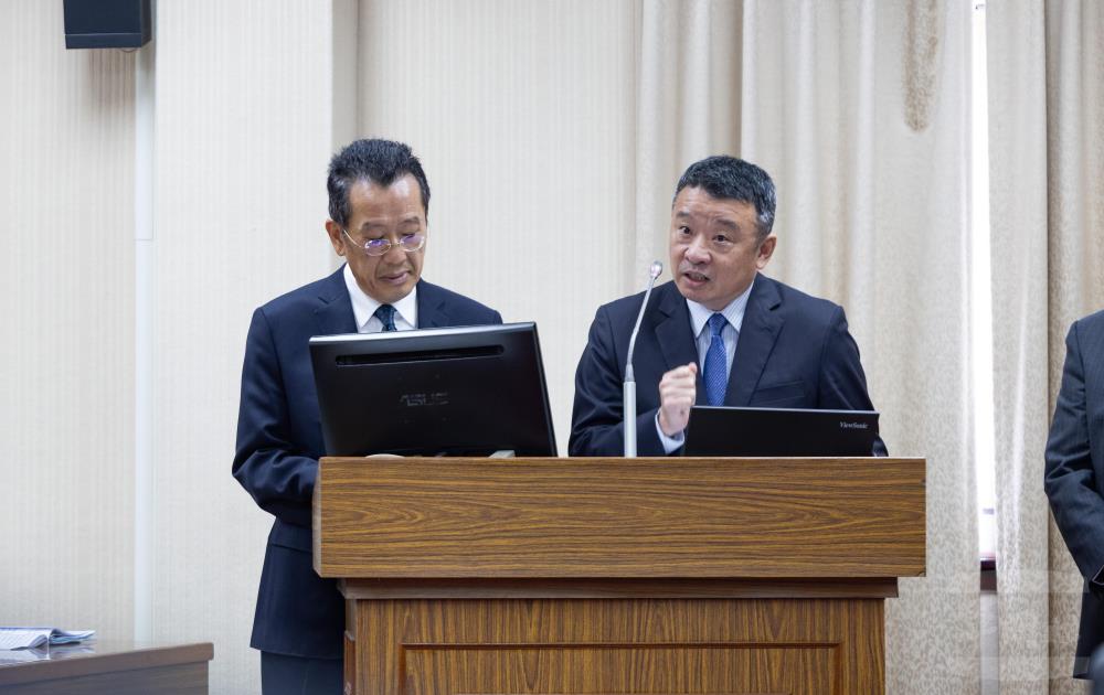 軍備局長林中將說明陸軍T112步槍議題。（軍聞社記者吳柏融攝）