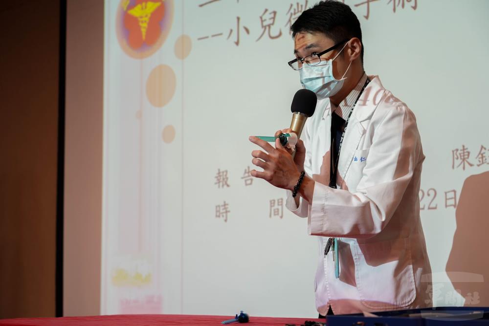 三軍總醫院今日舉行例行記者會，由小兒外科陳鈺仁醫師說明胸腹腔鏡微創手術精細器械。（軍聞社記者侯凱議攝）