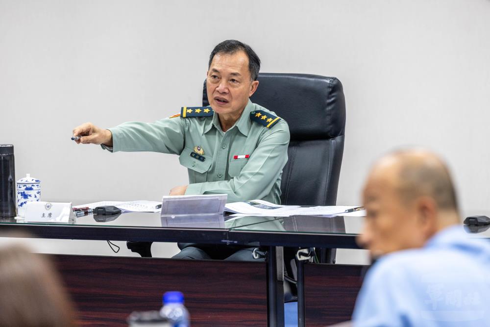 國防部副部長鍾樹明上將主持營改基金會議。（軍聞社記者蔡枋澐攝）