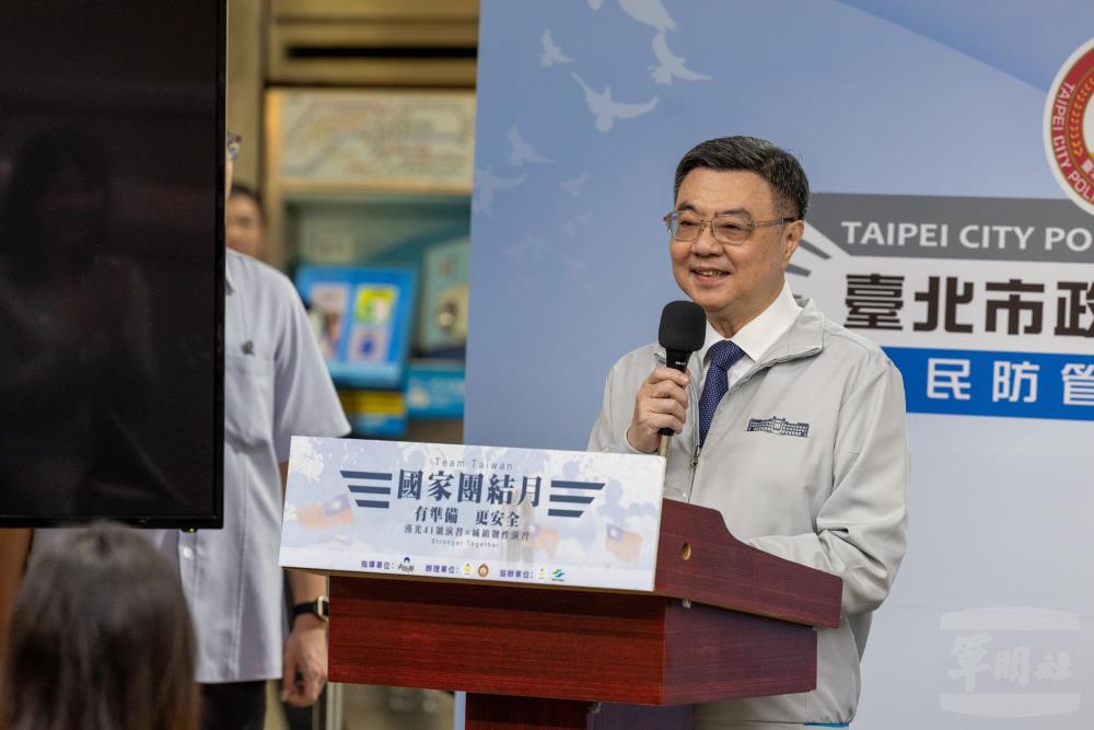 卓院長出席展覽開幕典禮，強調全民防災意識的重要，並提出「三個一起」行動呼籲。（軍聞社記者莊家豪攝）