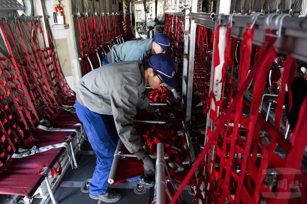 為配合載運民眾需求，C-130H運輸機於艙間設置座椅。（軍聞社記者林庭暉攝）