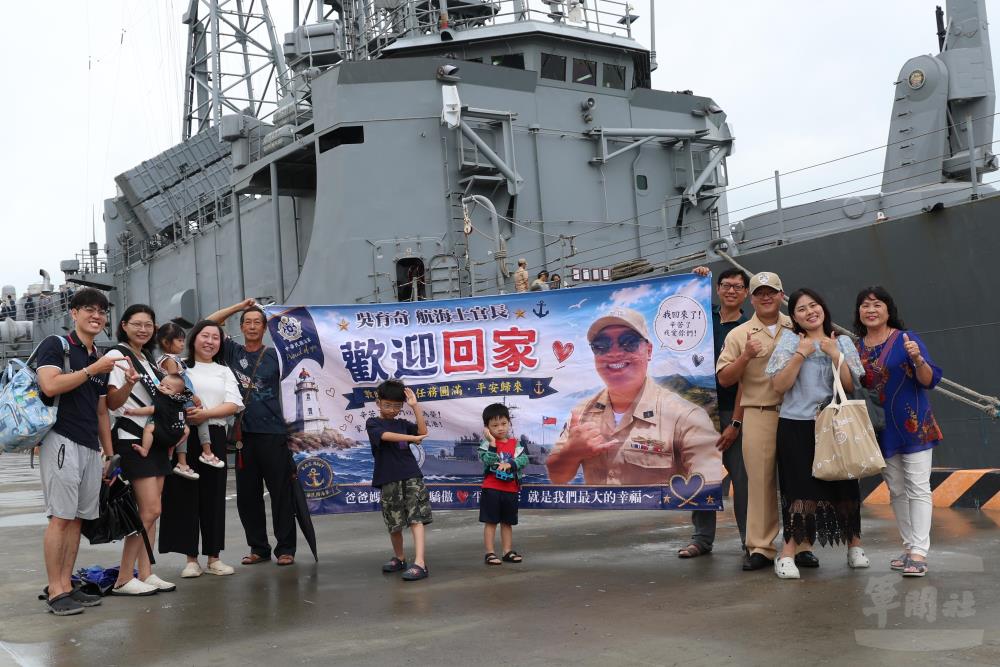 碼頭旁聚集各單位官兵代表及眾多眷屬熱情迎接。（軍聞社記者林澤廷攝）