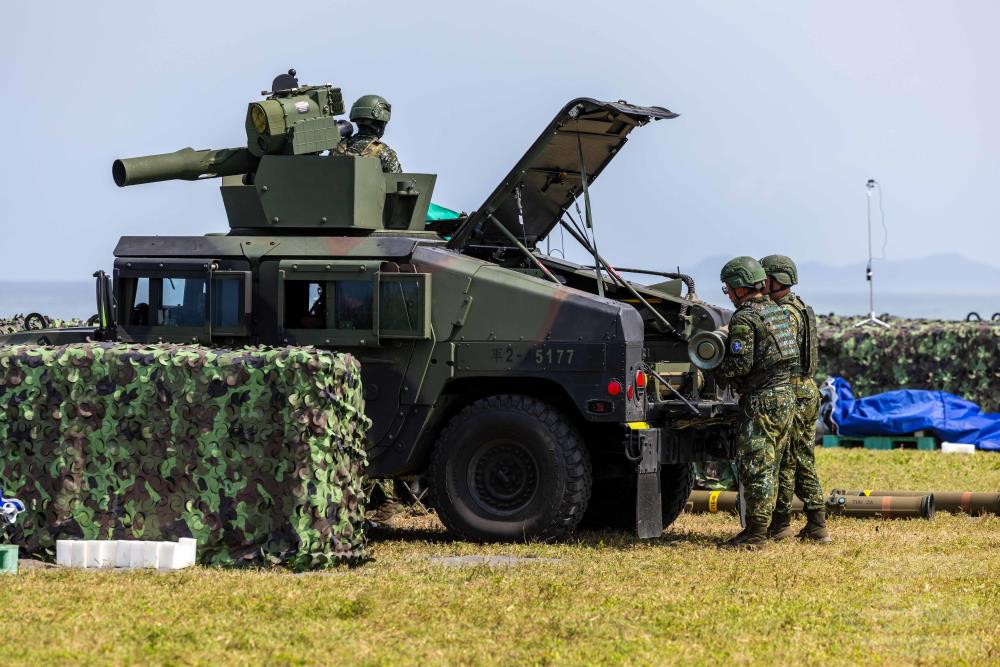 官兵實施換彈。（軍聞社記者蔡枋澐攝）