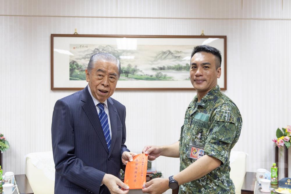 李榮譽理事長24日慰勉桃園駐軍。（軍聞社記者吳柏融攝）