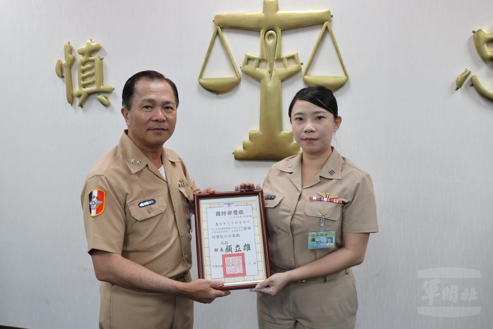 國防部常務次長黃佑民中將頒發「113年推動國軍毒品防制績優單位」獎狀。(國防部提供) 國防部常務次長黃佑民中將頒發「113年推動國軍毒品防制績優單位」獎狀。(國防部提供)