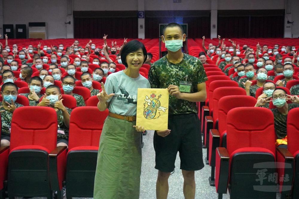 陸軍步兵第302旅辦理常備兵役第2242梯「生命教育巡迴講座」，邀請「Dora媽咪」蘇惠娟老師分享生命故事。（陸軍第十軍團提供）