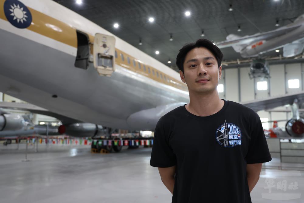航空戰鬥營的學員褚宏堯指出，飛行員歷經層層嚴格訓練與淘汰，才能成為肩負空防重任的戰力，令人由衷敬佩。（軍聞社記者林澤廷攝）