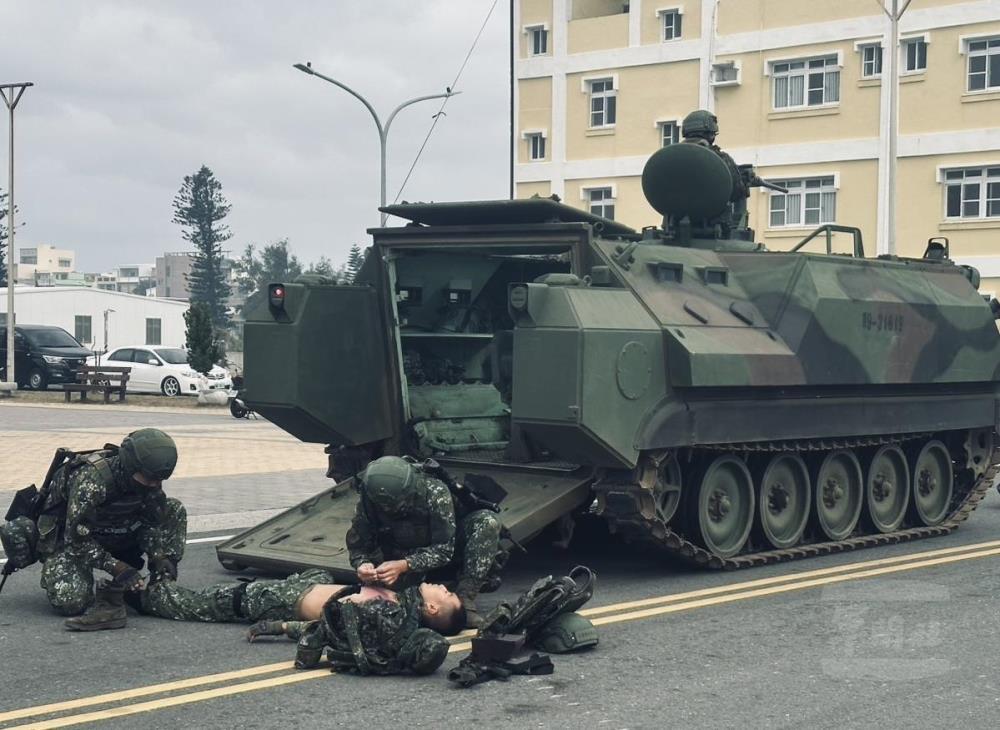 澎防部機步營演練敵火下自救互救。（軍醫局提供）