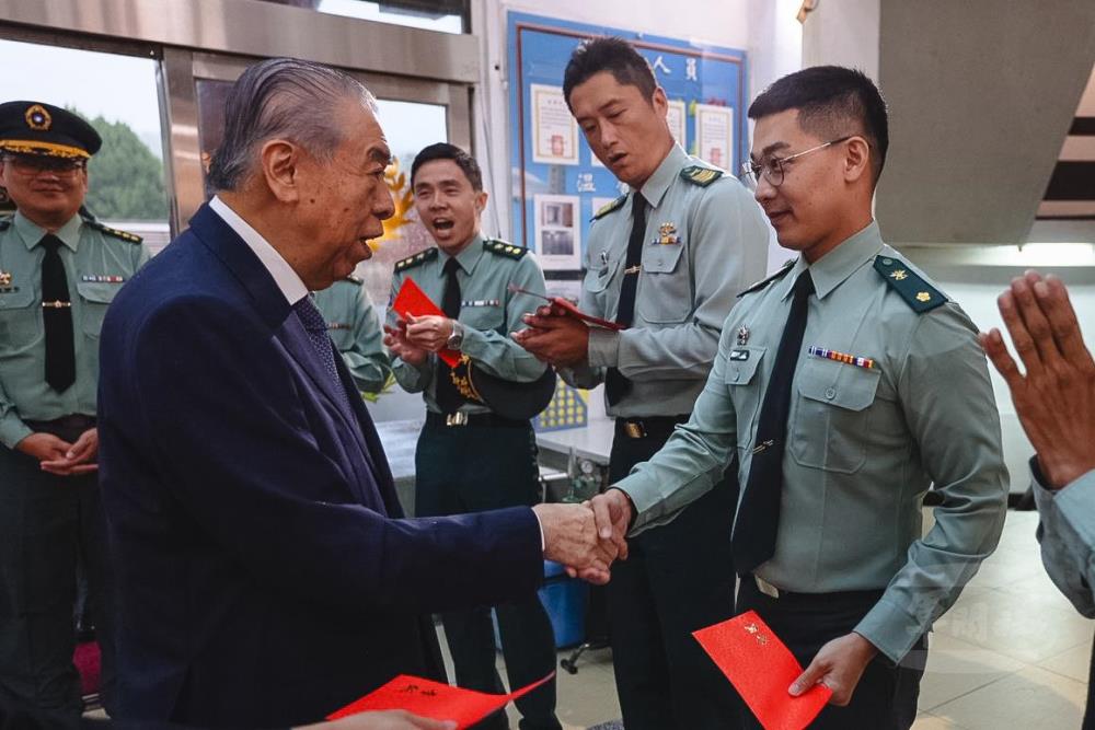 李榮譽理事長請切關心官兵並致贈慰問金。（青年日報提供）
