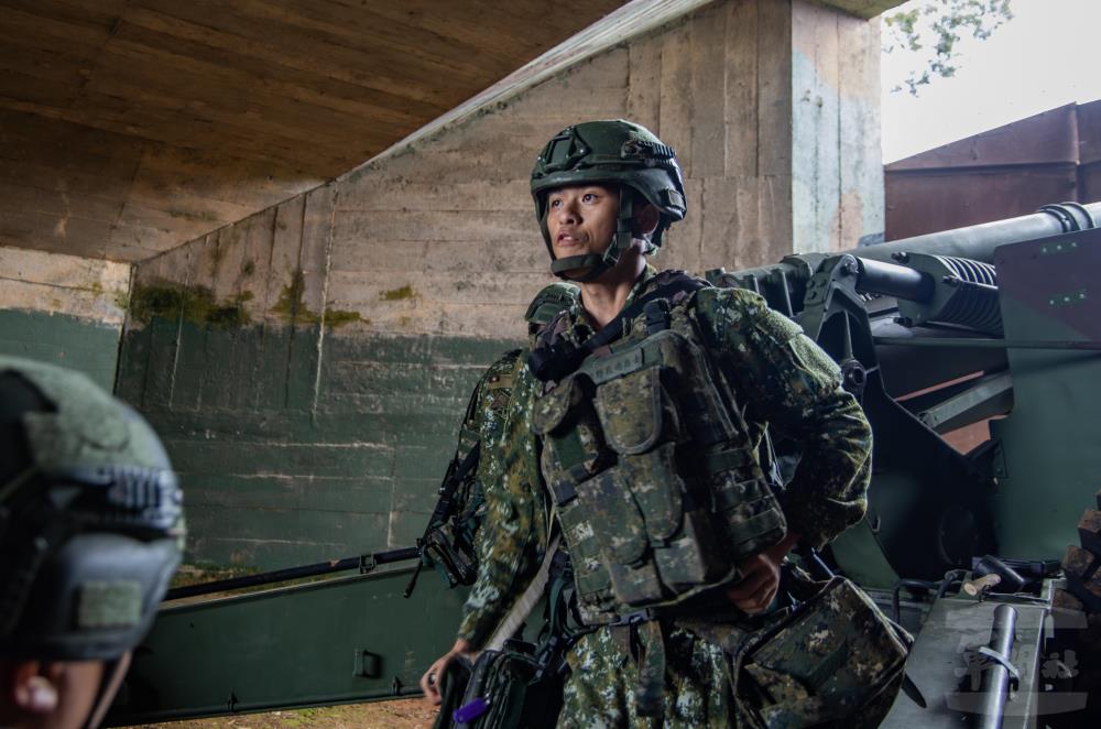 發射手拉下火繩，完成演練。（軍聞社記者吳柏融攝）