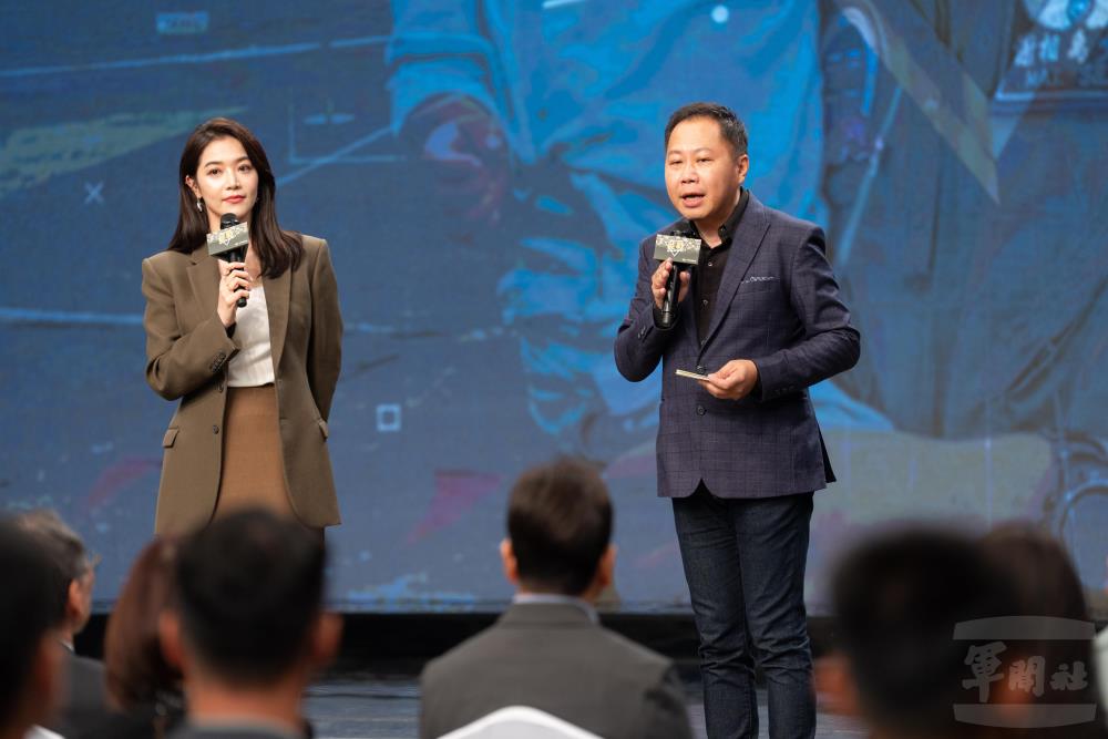 《能戰！全民新視界》製作人楊鎮全主持開播記者會。（軍聞社記者呂尚俞攝）
