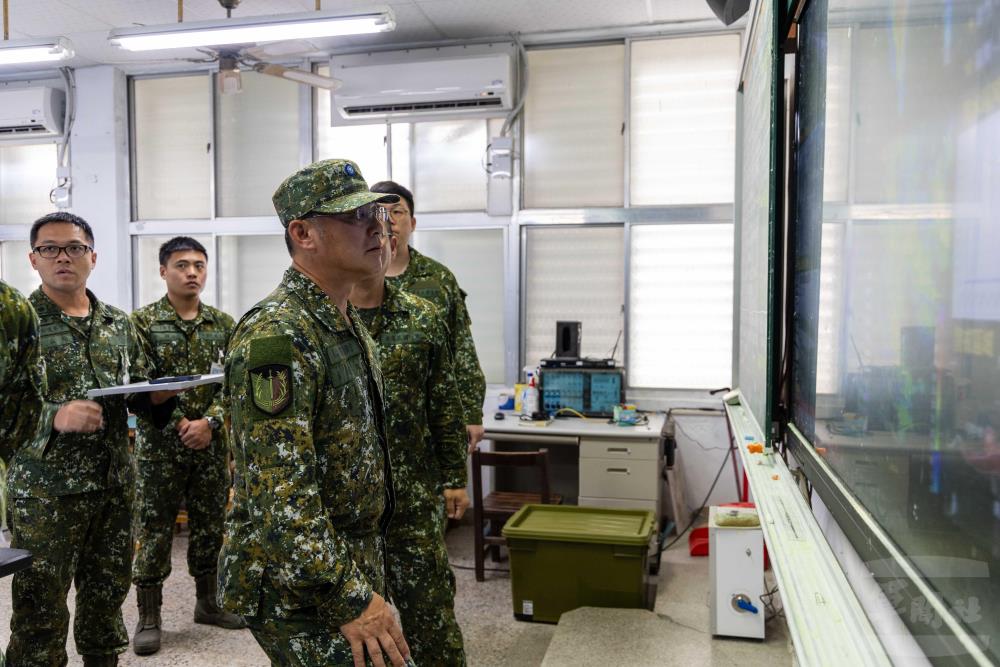 黃指揮官瞭解颱風動態。（軍聞社記者蔡枋澐攝）