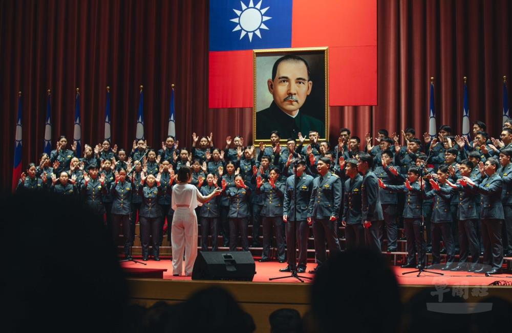 「校慶聯合音樂會」管理學院崇廉合唱團演出多首經典作品。（軍聞社記者邱奕菖攝）
