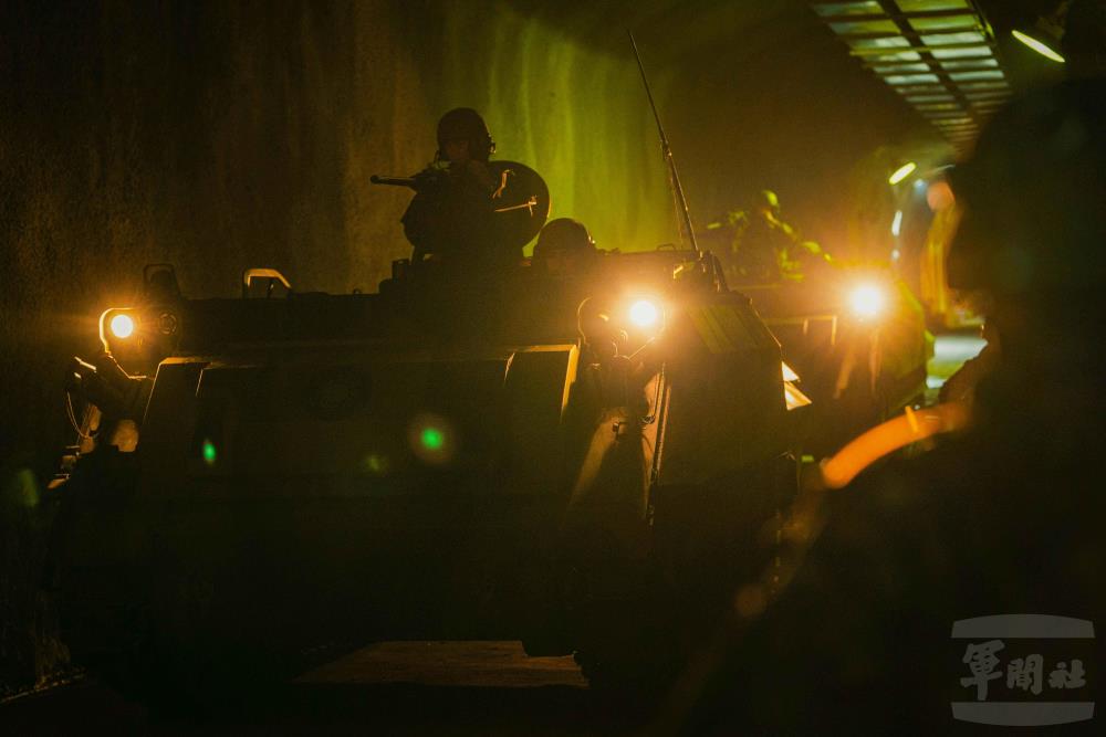 CM21甲車駛離坑道。（軍聞社記者呂尚俞攝）