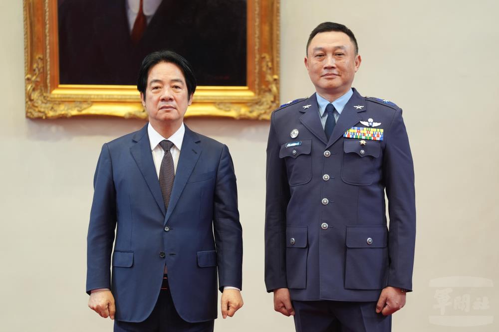 賴總統與陳少將合影。（軍聞社記者陳彥樺攝）