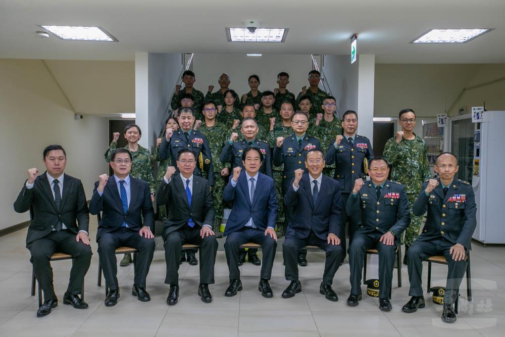 賴總統與神鋒崗營區官兵合影。（軍聞社記者侯凱議攝）