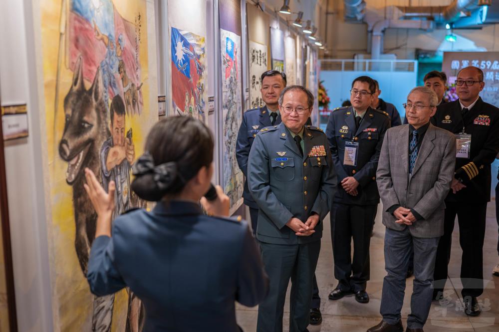 中部地區得獎官兵透過現場解說方式，傳遞創作心路歷程及創作理念。（資通電軍指揮部提供）