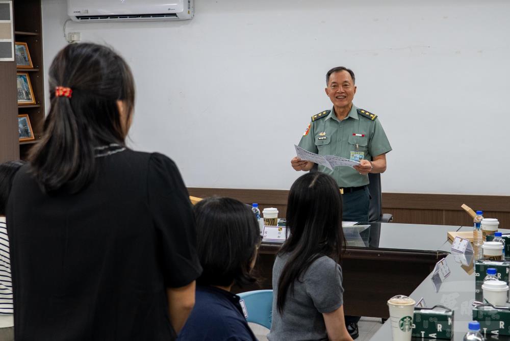 鍾副部長赴軍備局金門分遣所，肯定官兵同仁在不動產管理及營產維護上的辛勞與奉獻。（軍聞社記者陳傳奇攝）