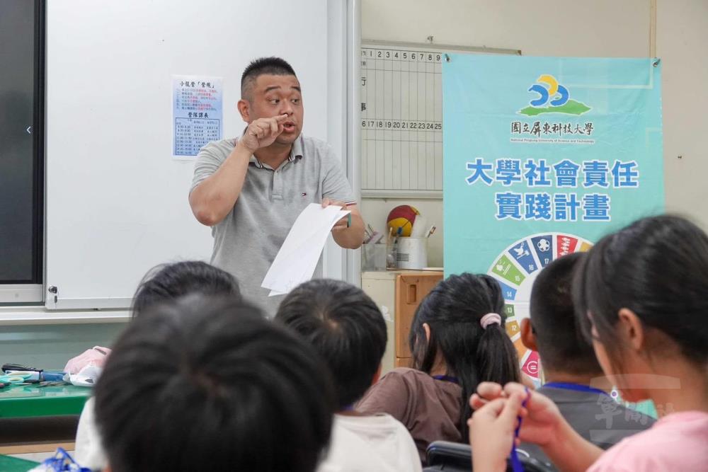 空軍航空技術學院劉力愷少校講述全民國防航空科技課程。（屏東科技大學徐子圭教授提供）