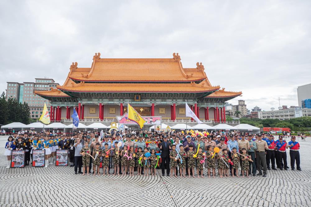國防部副部長柏鴻輝與所有參與人員合影。（軍聞社記者陳軍均攝）