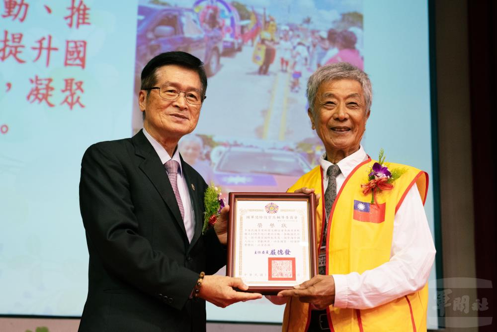 嚴主委表揚海外榮光聯誼會。(軍聞社記者李恬恬攝) 嚴主委表揚海外榮光聯誼會。(軍聞社記者李恬恬攝)