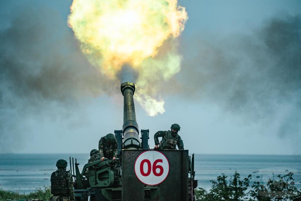 官兵於陣雨中，仍完成操演任務。（軍聞社記者林庭暉攝）