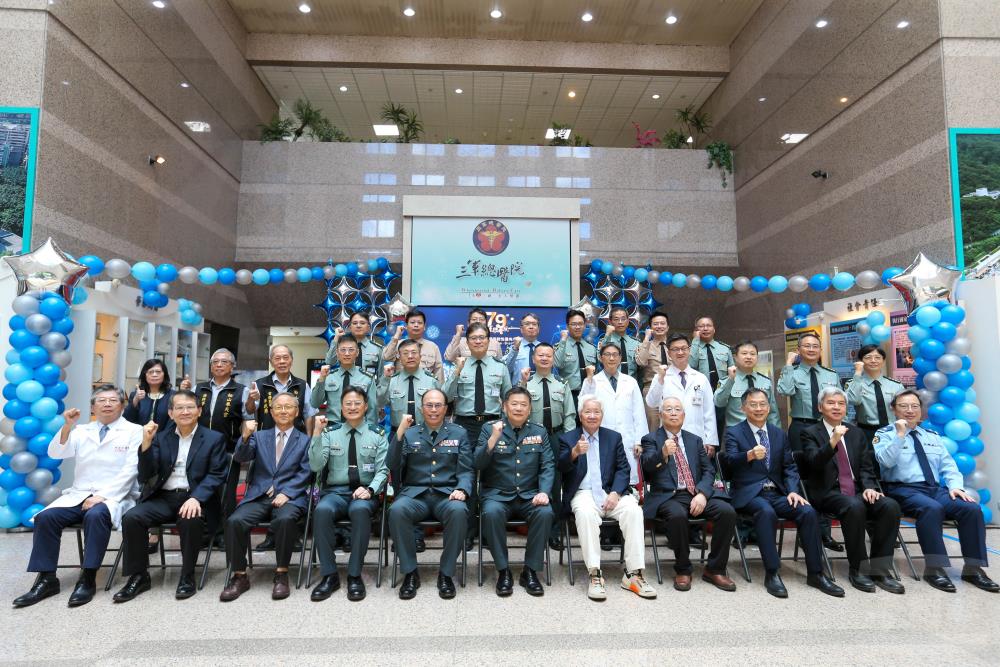 蔡局長及貴賓與三軍總醫院醫護代表合影。（軍聞社記者侯凱議攝）