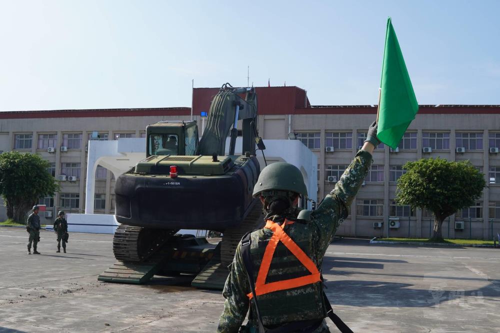 陸軍54工兵群官兵實施挖土機上板作業。(第四作戰區提供)
