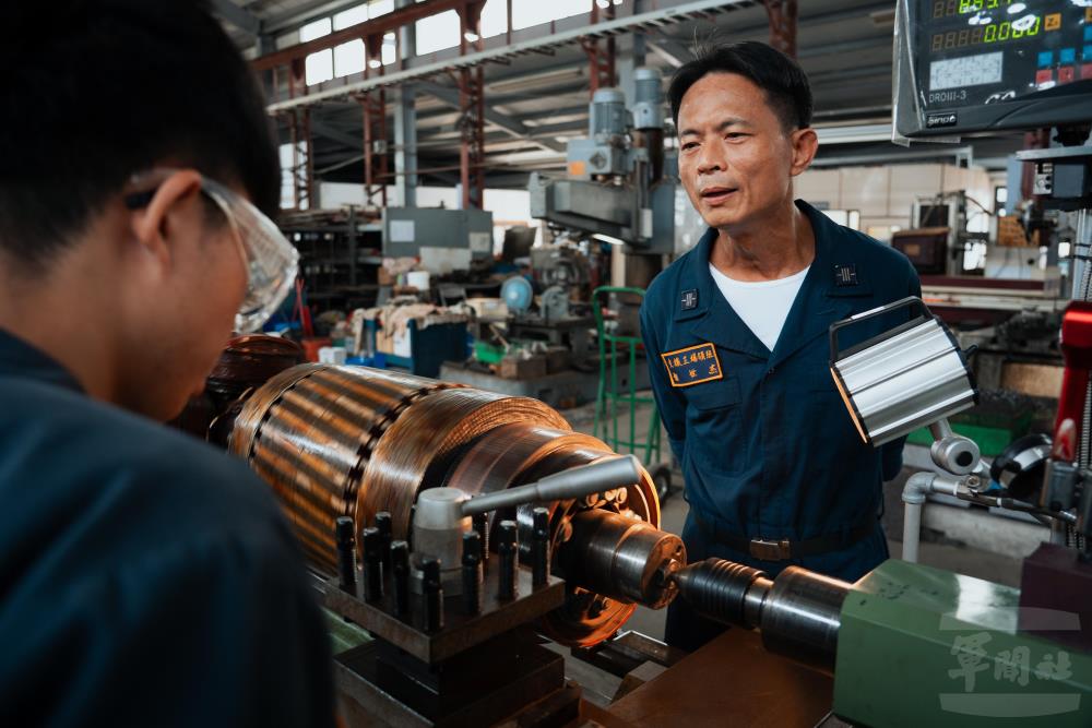 謝領班從旁指導資淺官兵。（軍聞社記者陳傳奇攝）