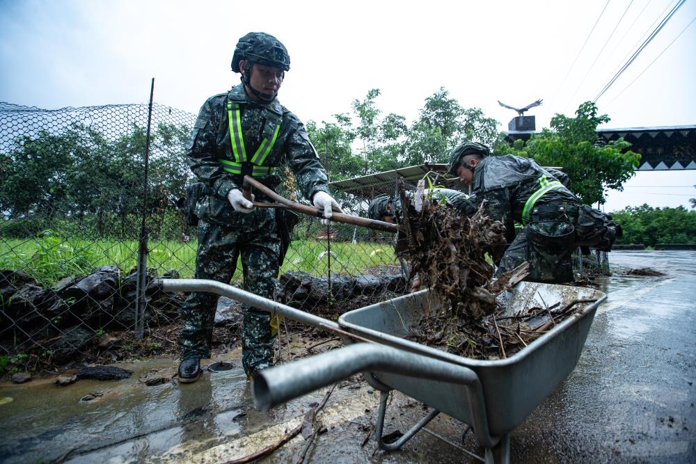 官兵協助地方降低災害影響。（軍聞社記者王茗生攝）
