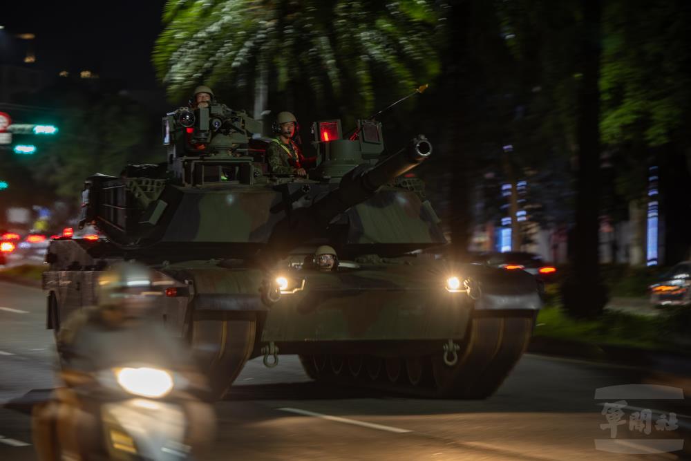 官兵駕駛M1A2T戰車快速前往戰術位置。（軍聞社記者吳柏融攝）