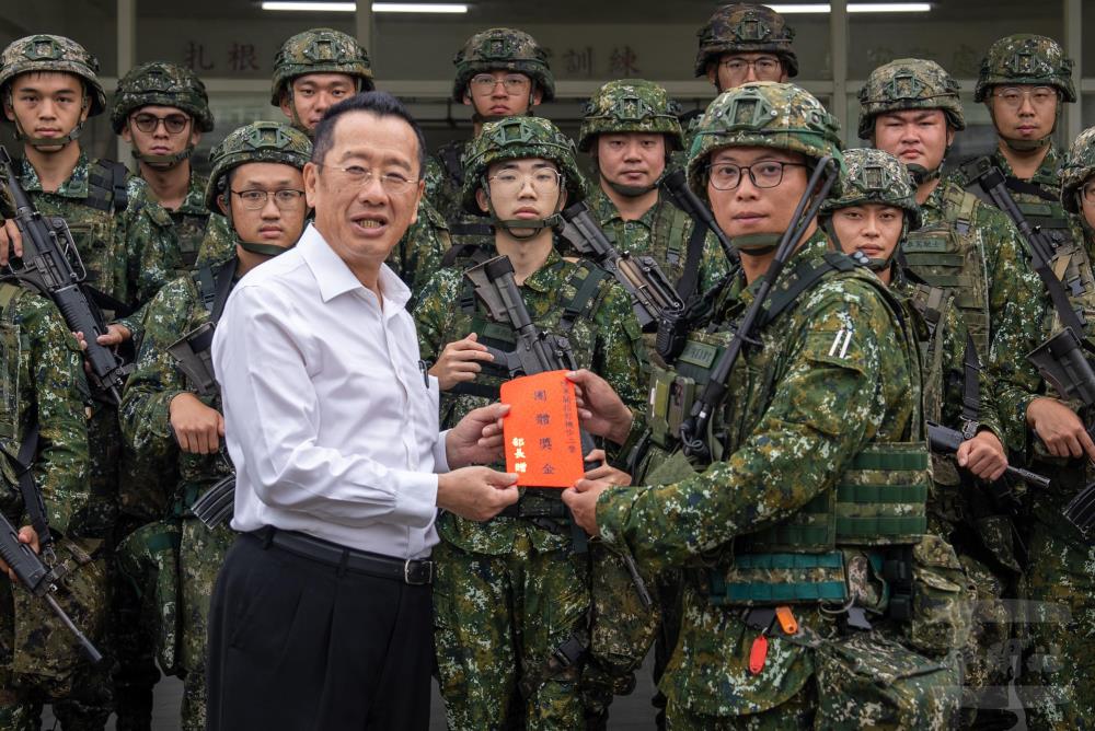 顧部長15日赴基隆地區實施秋節慰問，頒發團體獎金。（軍聞社記者尤昱翔攝）