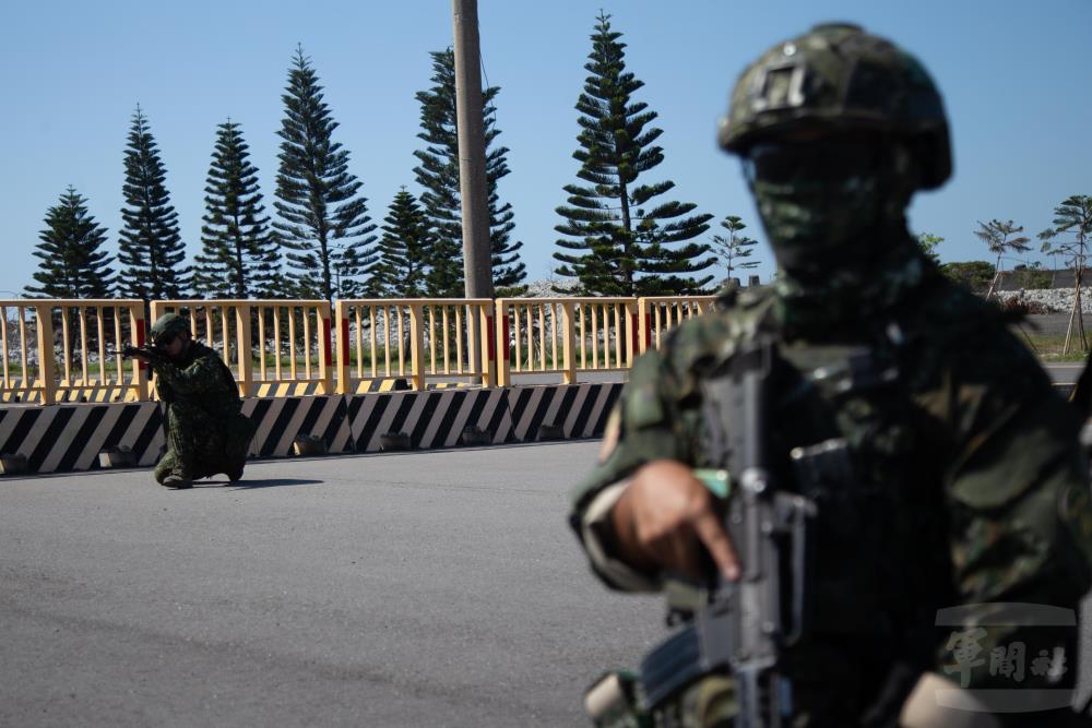 官兵於戰術位置進行警戒。（軍聞社記者江騏安攝）