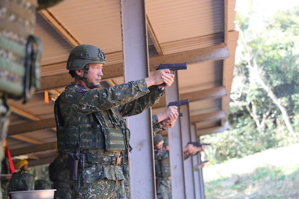參賽幹部按「程序、步驟、要領」，展現精準射擊能力和軍事專業職能。（陸軍司令部提供）