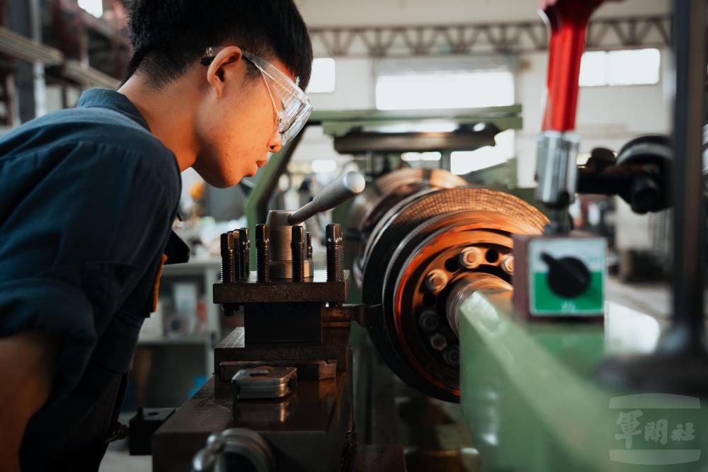 資淺官兵反覆操作機具累積經驗。（軍聞社記者陳傳奇攝）