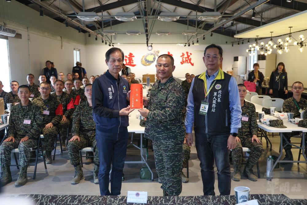李局長致贈慰勞金予海軍陸戰隊新兵訓練中心。（軍聞社記者林澤廷攝）