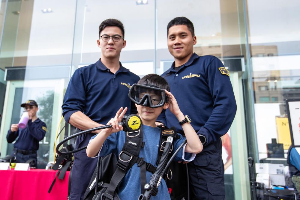水下作業大隊潛水裝備穿戴體驗。（軍聞社記者王茗生攝）