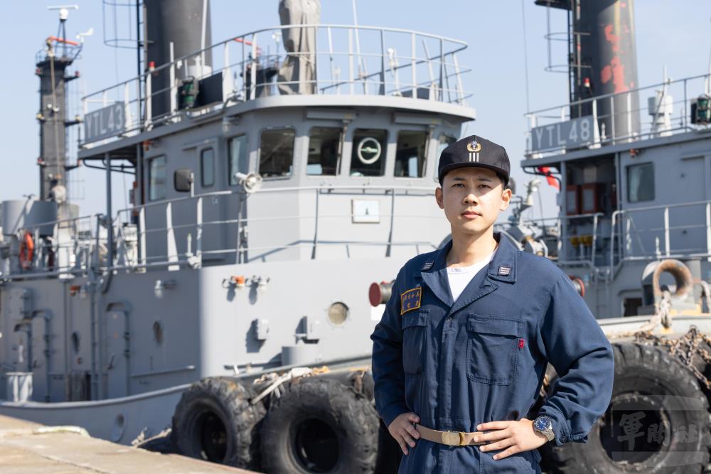 軍港無聲守護者 左營港務隊確保艦艇進出航安 軍港無聲守護者 左營港務隊確保艦艇進出航安