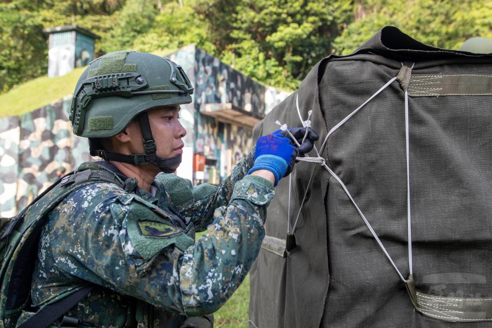 官兵仔細綑紮、包覆彈藥。（軍聞社記者王進福攝）