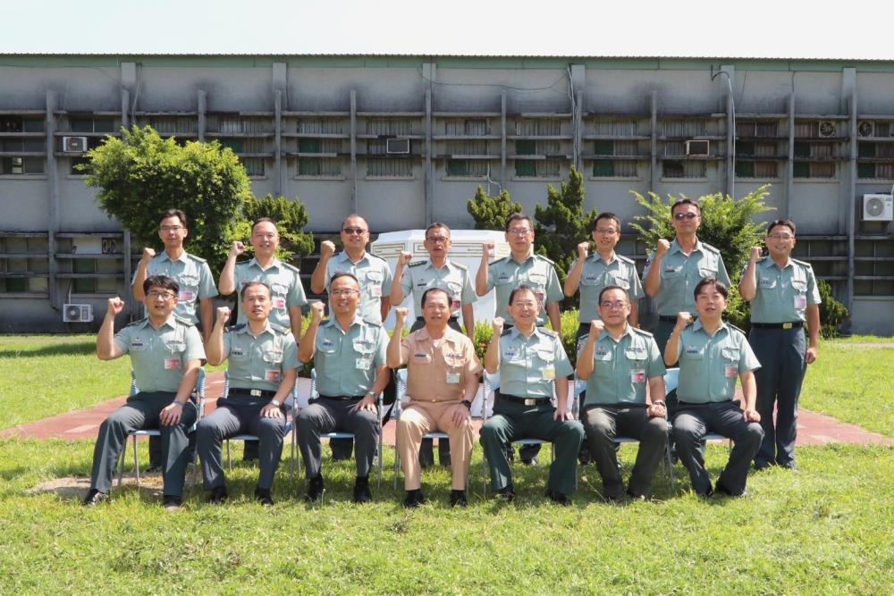 黃常次12日視導軍備局第205廠。（205廠提供）