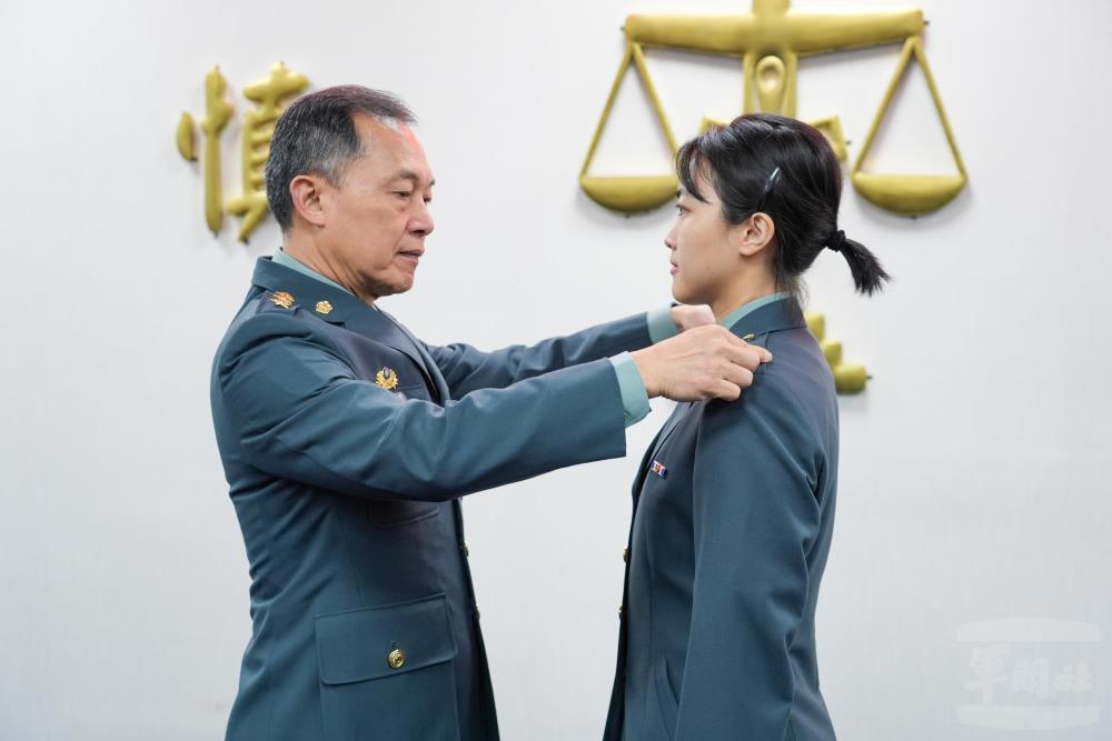 鍾副部長為初任少尉軍官授階。（軍聞社記者陳傳奇攝）