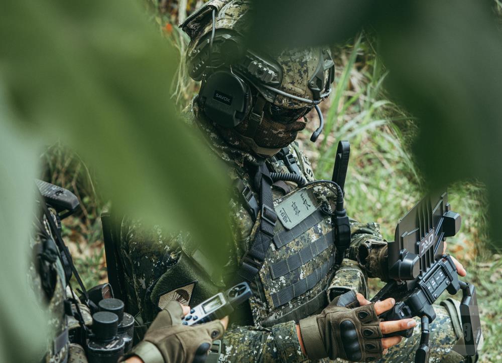 國軍部隊具體落實「科技取代人力、火力取代傳統兵力」原則。（軍聞社記者陳軍均攝）