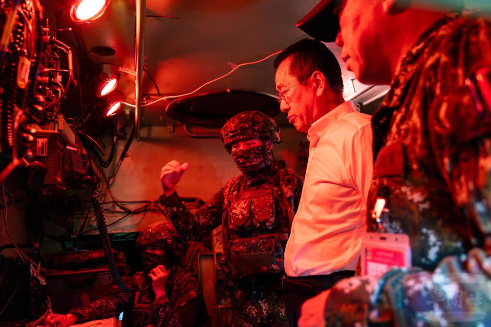 顧部長於進訓部隊指揮所，瞭解部隊任務整備與指管運作情形。（軍聞社記者蔡枋澐攝）