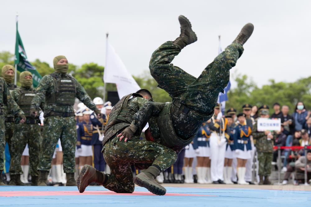 陸軍特指部戰技隊戰技操演。（軍聞社記者陳彥樺攝）