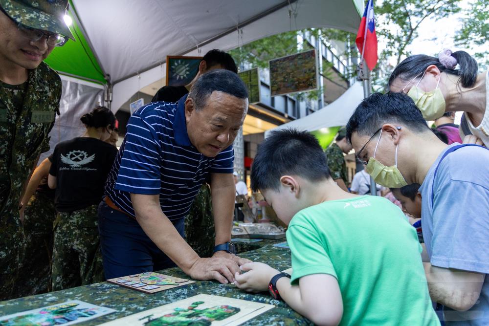 柏副部長與小朋友熱情互動。（軍聞社記者蔡枋澐攝） 