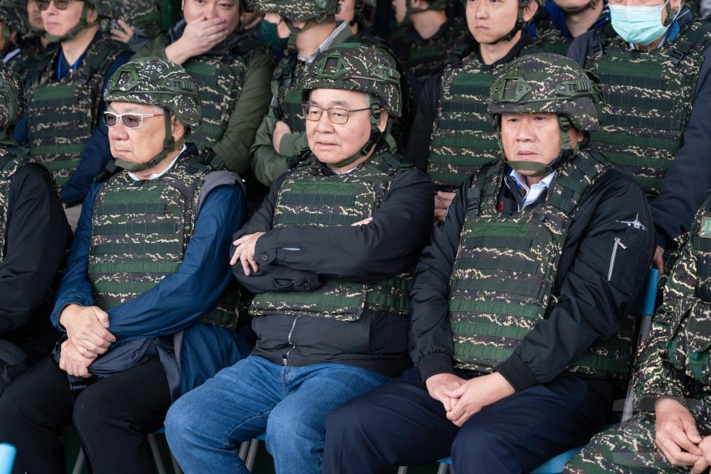 軍友社黃理事長、秘書長簡士偉觀摩三軍聯訓實彈測考。（軍聞社記者林庭暉攝）