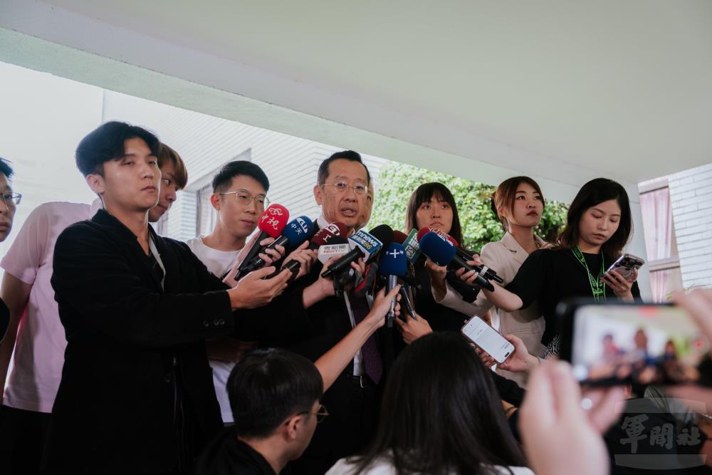 顧部長接受媒體聯訪。(軍聞社記者李恬恬攝) 顧部長接受媒體聯訪。(軍聞社記者李恬恬攝)