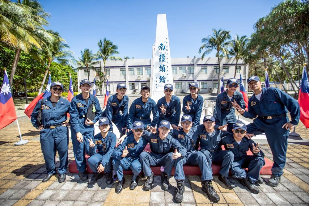 官校學生與「南疆鎖鑰」紀念碑共同合影。（軍聞社記者王茗生攝）