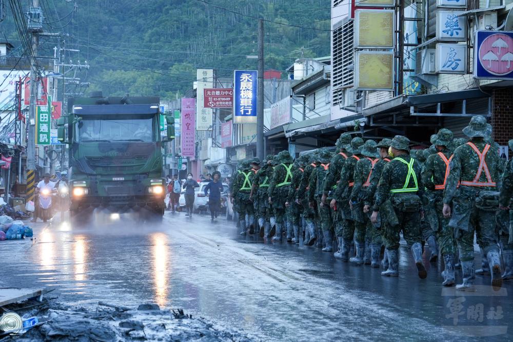 國軍第三、四作戰區化學兵部隊出動重型消毒車，執行街道消毒作業。（軍聞社記者侯凱議攝）